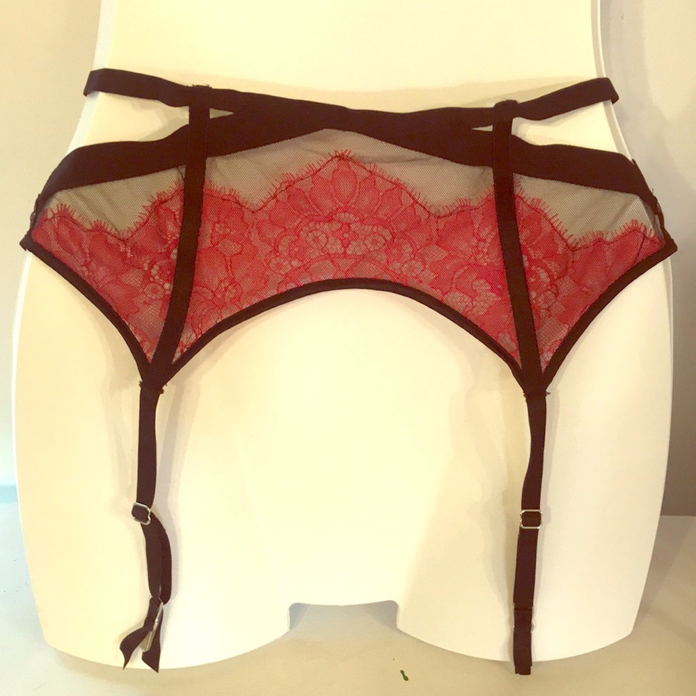 Victoria secret scandalous fashion show garter